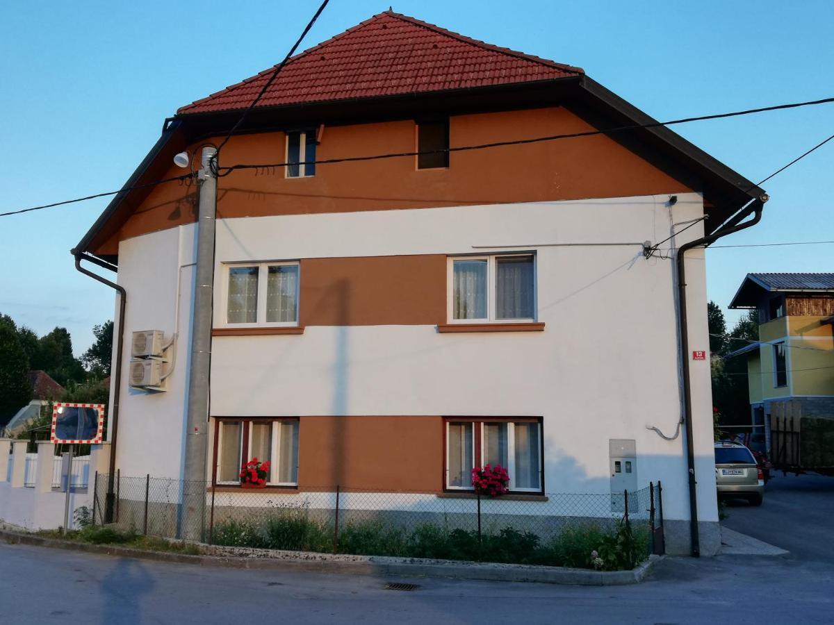 Bed and Breakfast Sobe Sabec à Postojna Extérieur photo